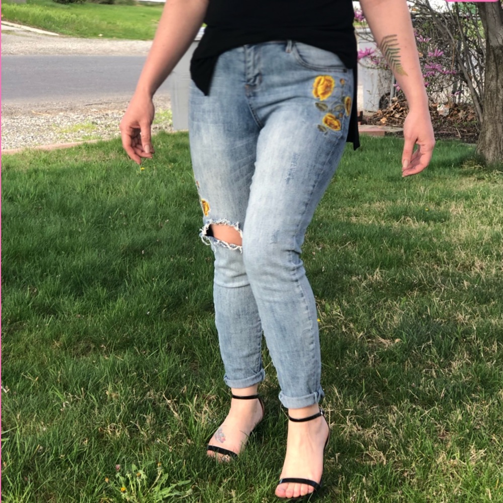 Yellow Rose embroidered jeans size 11